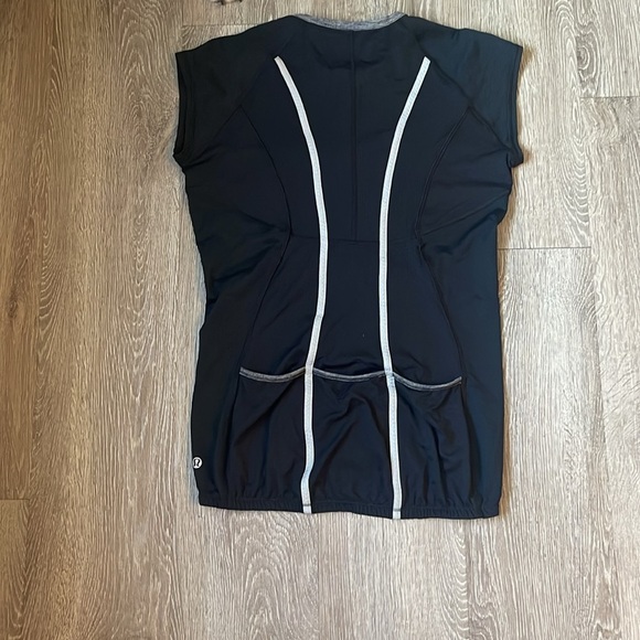Lululemon Cycling Shirt black lined in gray has three back pockets quarter zip - Picture 11 of 11